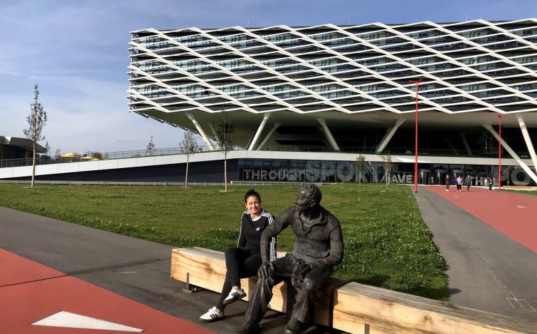 Frente a uno de los edificios del Campus y junto a la estatua del fundador, Adi Dassler